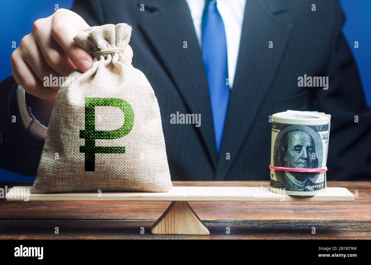 L'uomo mette un sacchetto russo del denaro rublo sulle scale di fronte al pacchetto del dollaro. Politica monetaria. Regolatore Della Banca Centrale. Fluttuazioni di mercato. Tasso di cambio, c Foto Stock
