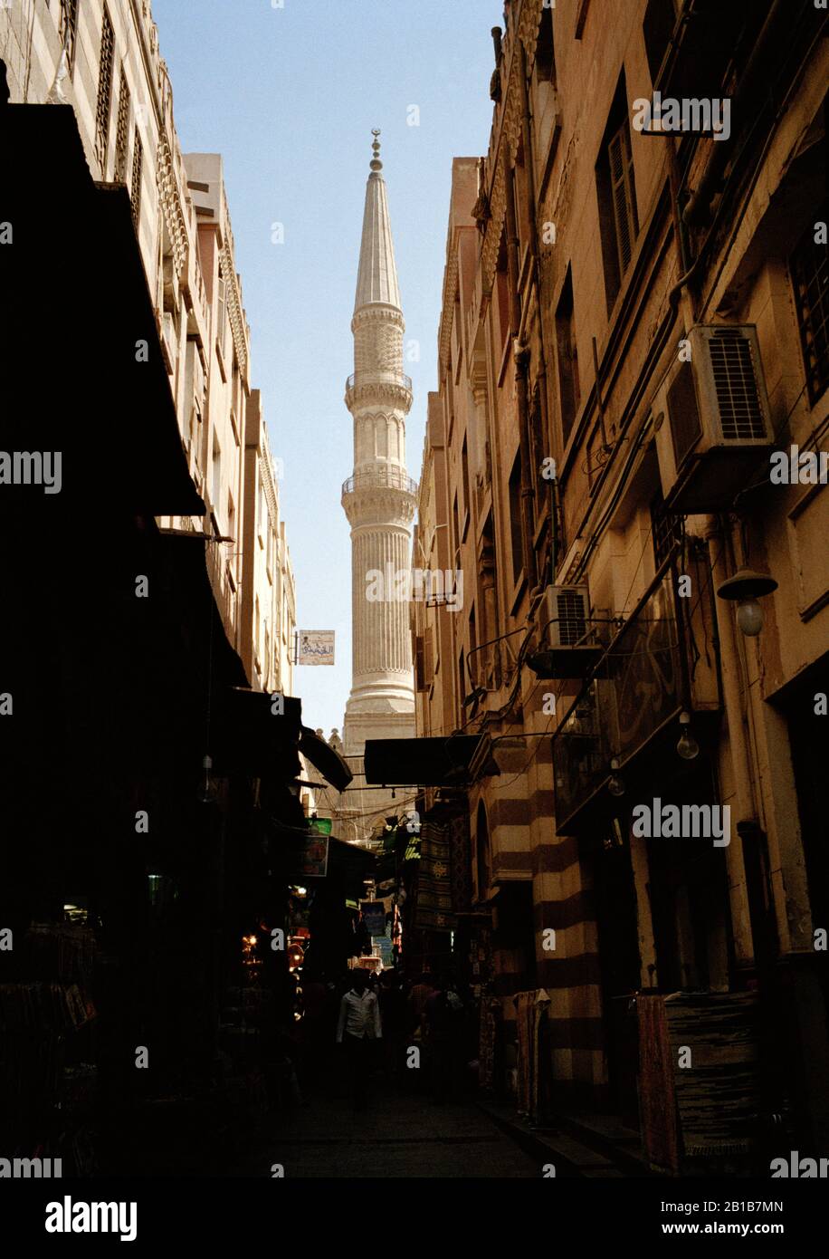 Minareto della Moschea Sayyidna al Hussein nel bazar Khan al Khalili nel Cairo islamico in Egitto in Afriica del Nord. El Foto Stock