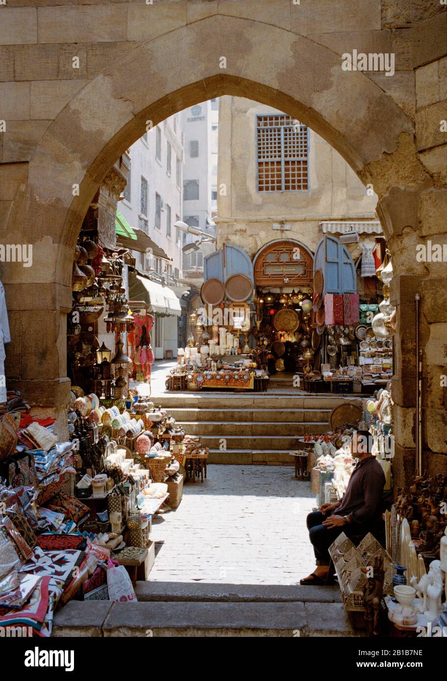 Mercato turistico bazar a Khan al-Khalili in Cairo islamico in Egitto in Africa del Nord. Khalil El Wanderust fuga Foto Stock