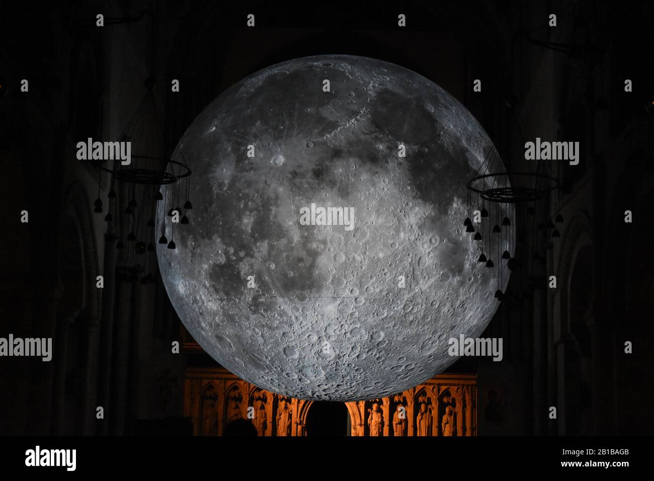 Il Museum Of The Moon Della Rochester Cathedral è un'enorme rappresentazione sferica illuminata internamente della Luna, utilizzando la NASA ad alta risoluzione Foto Stock