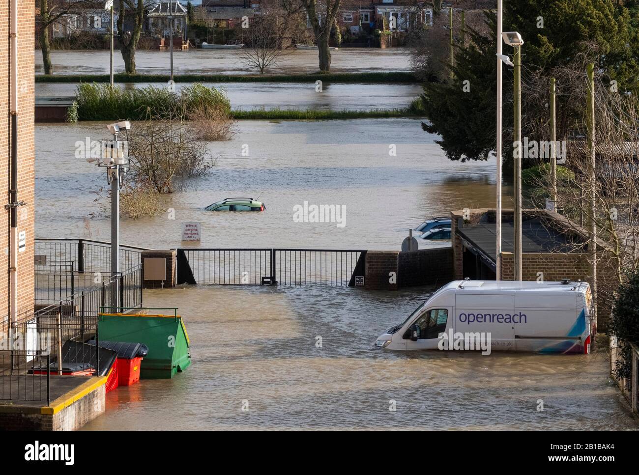 Veicoli che includono un furgone Openreach sotto l'acqua a causa delle inondazioni del fiume Severn a Shrewsbury, Shropshire, Inghilterra, Regno Unito Foto Stock