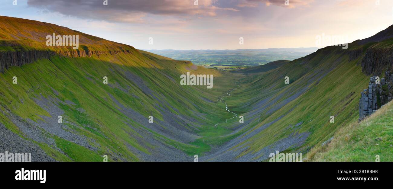 Si affaccia su una valle Glaciale verso l'Eden Valley nel Nord Pennines, Cumbria, Inghilterra, Regno Unito. Foto Stock