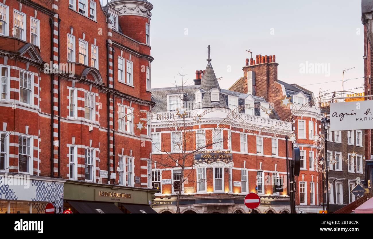 Vista panoramica degli edifici Di Marylebone High Street, Londra da una vista ad angolo basso. Foto Stock