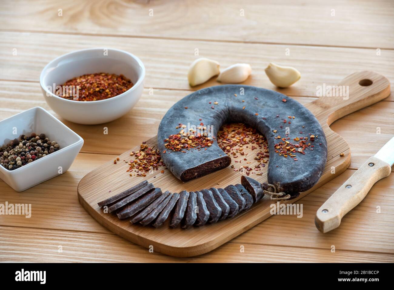 Fette tagliate di salsiccia speciale a ferro di cavallo Pirot - Peglana Pirotska kobasica, a base di carne di vitello, pecora e capra, con aggiunta di aglio Foto Stock