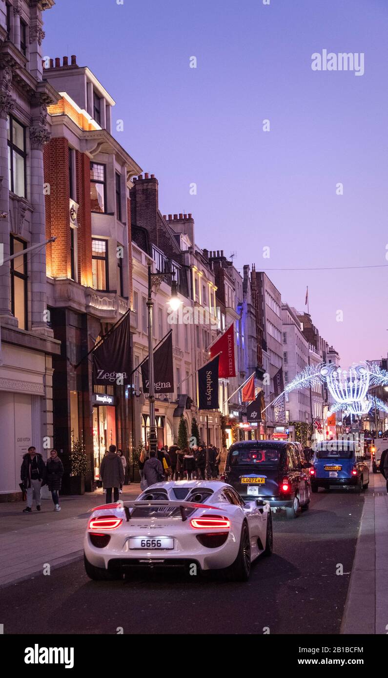 Una Porsche spyder che scende in New Bond Street, Londra a Natale. Foto Stock