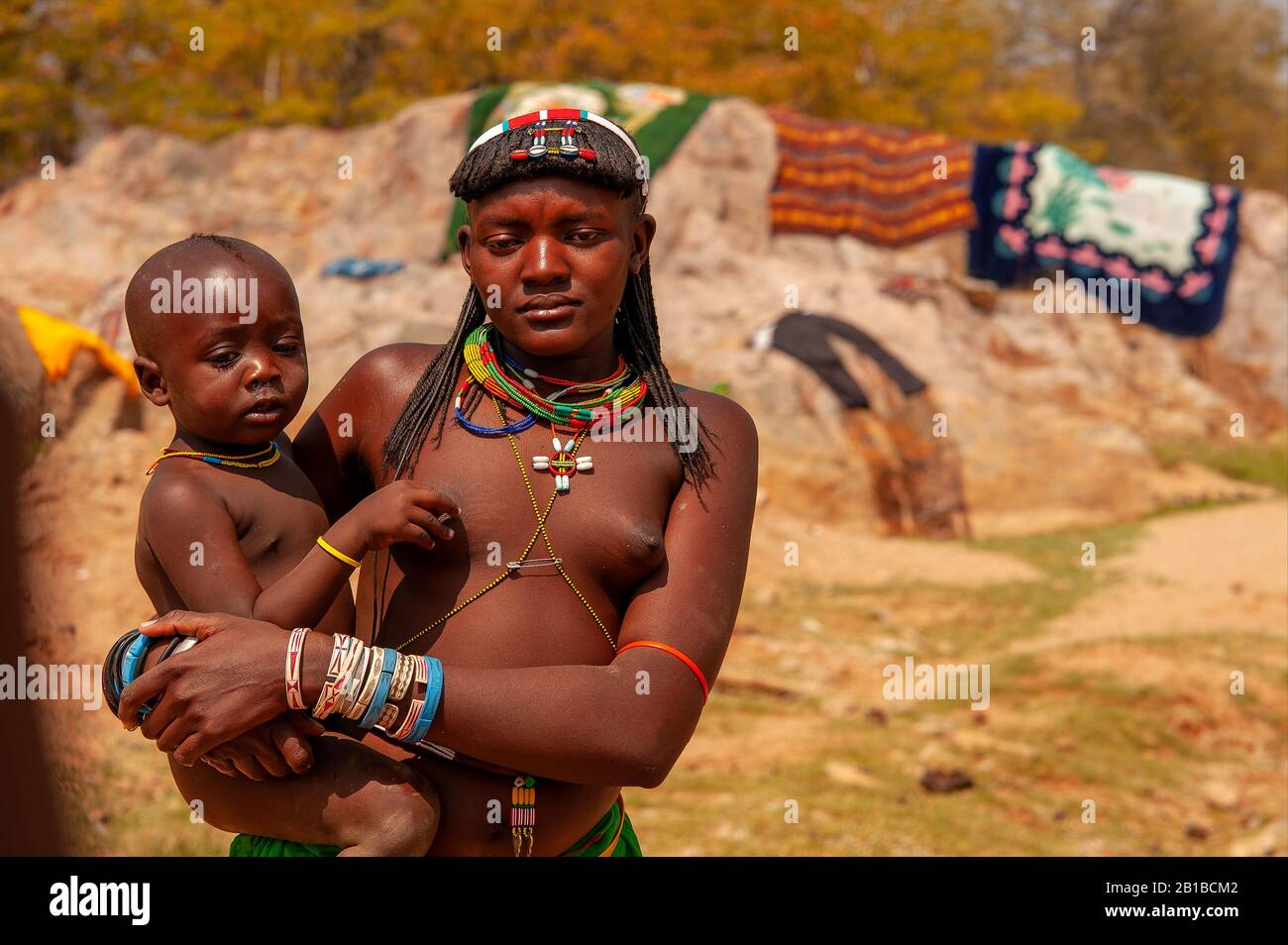 Donna africana con bambini piccoli proprio sulla strada D3701, Kunene Regione, Namibia settentrionale Foto Stock Donna africana con bambini piccoli proprio sulla strada D3701, Kunene Regione, Namibia settentrionale Foto Stock