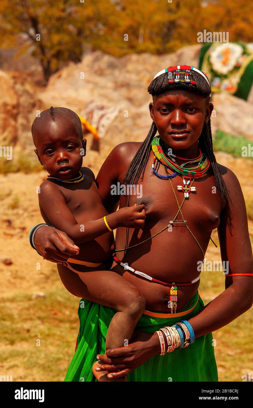 Donna africana con bambini piccoli proprio sulla strada D3701, Kunene Regione, Namibia settentrionale Foto Stock Donna africana con bambini piccoli proprio sulla strada D3701, Kunene Regione, Namibia settentrionale Foto Stock