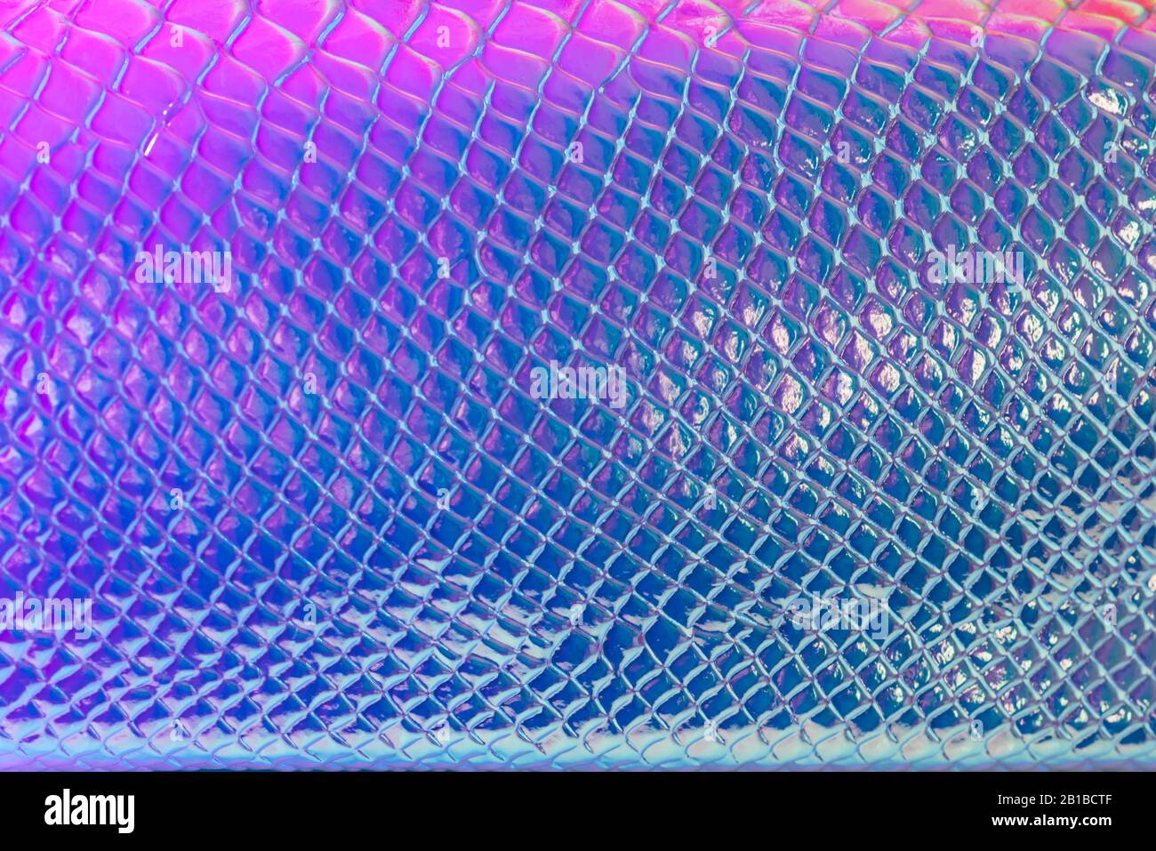 Neon color argento serpente pelle motivo texture sfondo Foto Stock