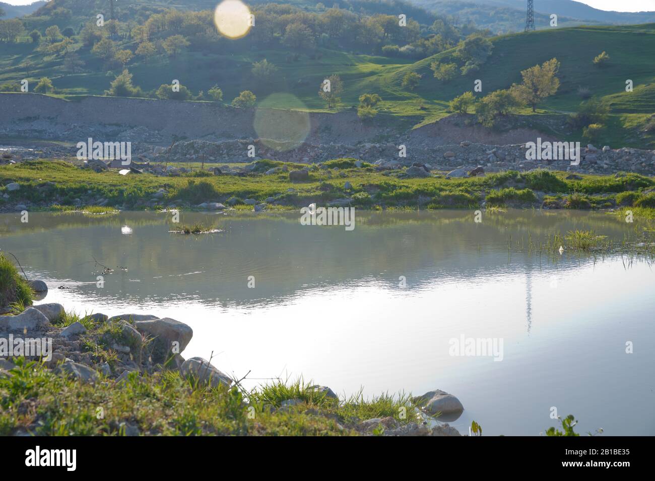 Lago di Xizi . Incredibile paesaggio di lago con acqua cristallina verde e cielo blu. Vista panoramica sul bellissimo paesaggio montano. Montagne verdi Foto Stock