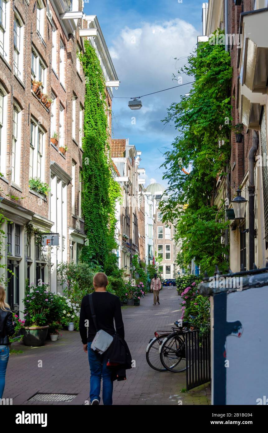 Amsterdam, Olanda; 07/06/2014: Il centro storico della città è stato costruito in gran parte nel 17th secolo ed è oggi uno dei più grandi centri storici Foto Stock