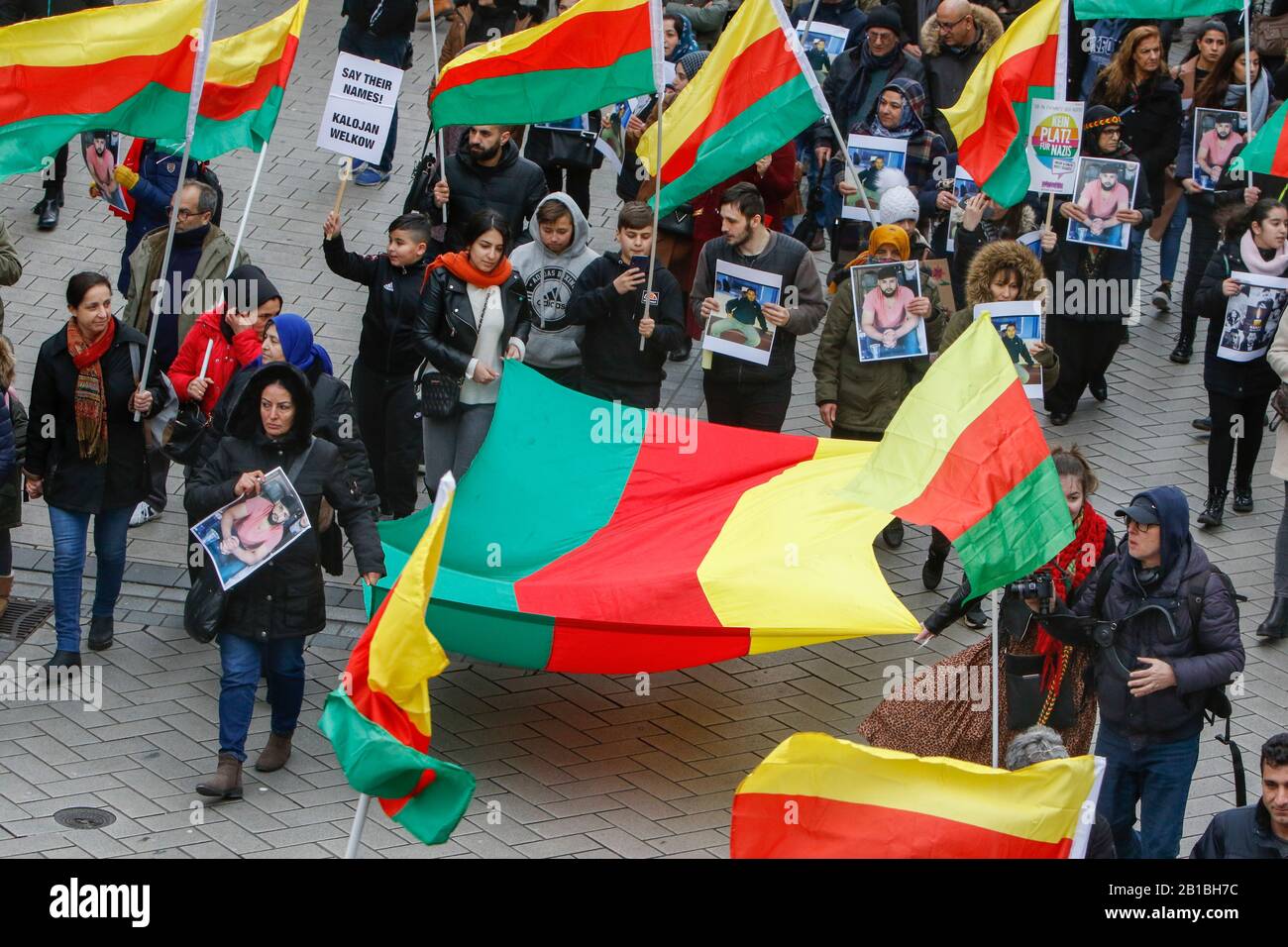 (2/22/2020) I Manifestanti portano una grande bandiera di Rojava attraverso Hanau. Diverse migliaia di persone hanno marciato attraverso Hanau tre giorni dopo Le Sparatorie di Hanau, per ricordare le vittime e per protestare contro l'ascesa del fascismo e del razzismo in Germania. (Foto Di Michael Debets/Pacific Press/Sipa Usa) Foto Stock