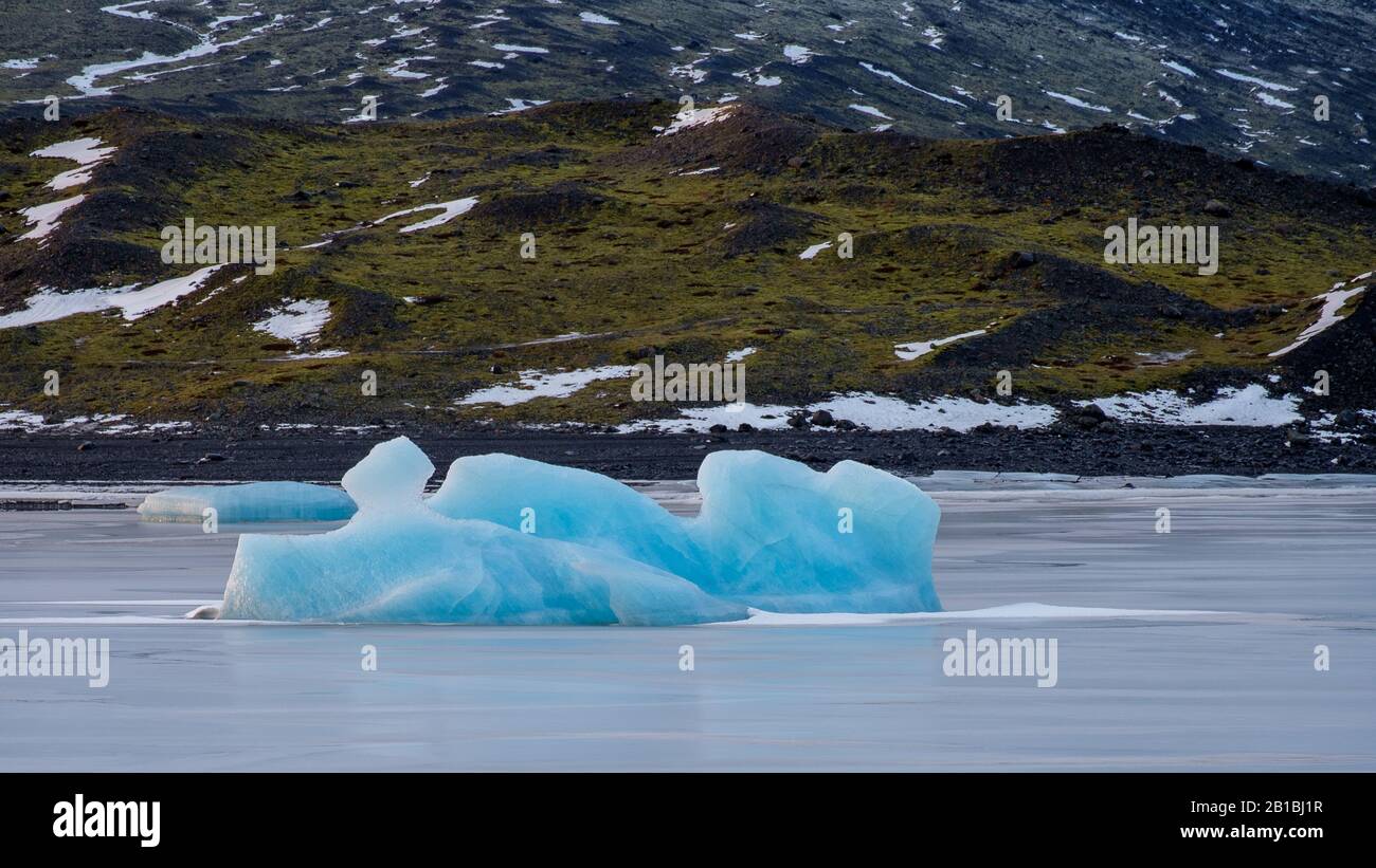 Islanda: Iceberg blu nel mezzo di un lago ghiacciato Foto Stock