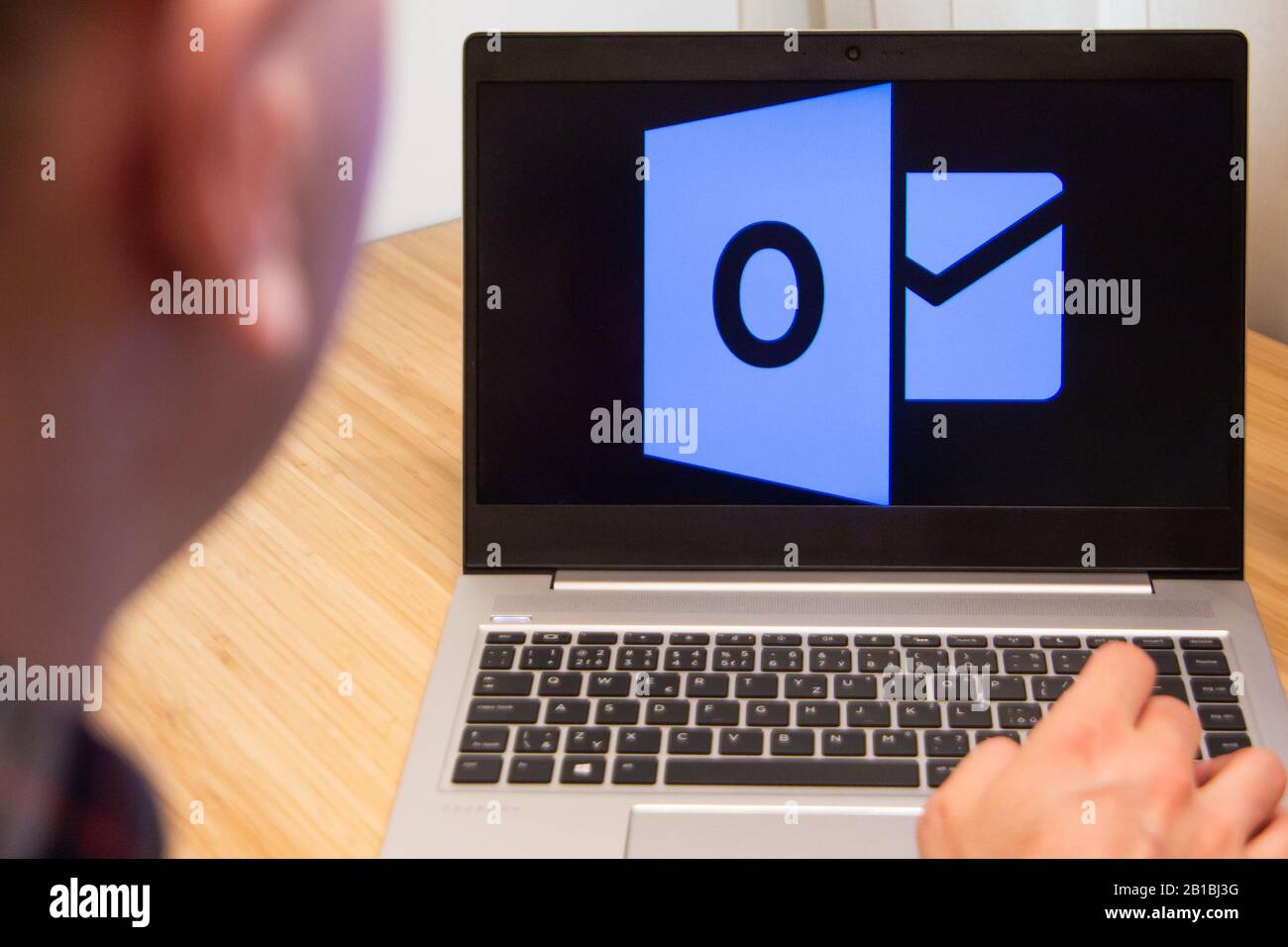 Outlook è utilizzato da un uomo sul laptop. Il cliente Microsoft ha utilizzato software per computer. Il nuovo prodotto viene testato dallo specialista IT. San Francisco, Febbraio Foto Stock