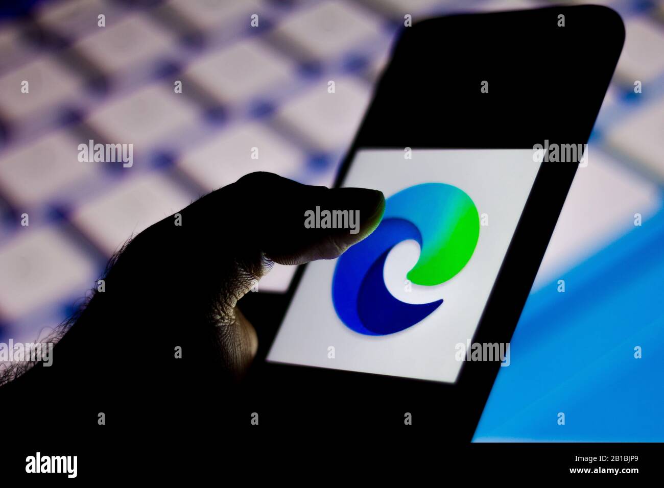 Glã³Ria De Dourados, Mato Grosso Do Sul, Brasile. 24th Feb, 2020. In questa immagine è riportato un logo Microsoft Edge visualizzato su uno smartphone. Credit: Rafael Henrique/Sopa Images/Zuma Wire/Alamy Live News Foto Stock