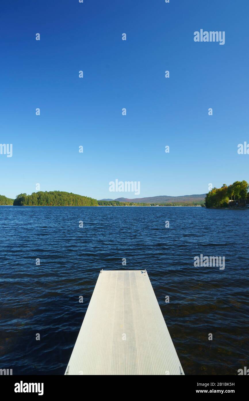 Molo di metallo vuoto su Island Pond, Vermont, Stati Uniti. Foto Stock