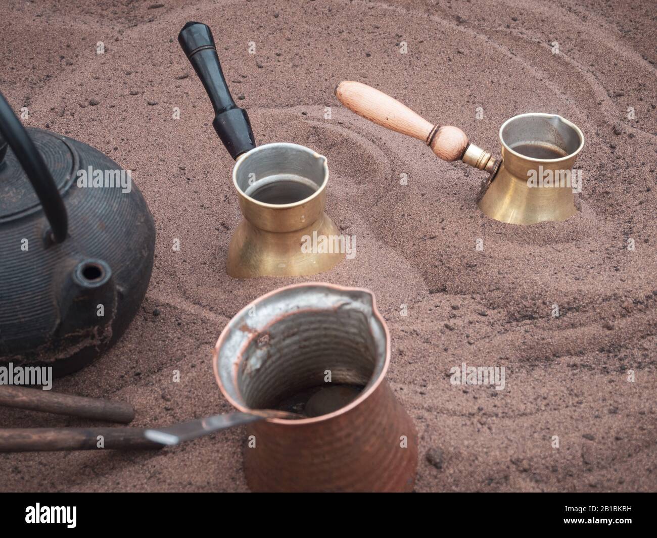 Caffè turco fatto con preparazione di sabbia calda sulla strada durante il festival del cibo. Anche la ricetta del caffè Egyption. Autentico stand tradizionale Foto Stock