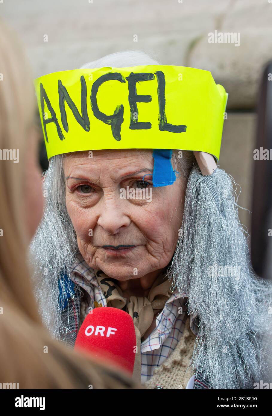 Designer e attivista della moda britannico Vivienne Westwood a un rally per protesta del fondatore di WikiLeaks Julian Assange per l'audizione/estradizione negli Stati Uniti Foto Stock