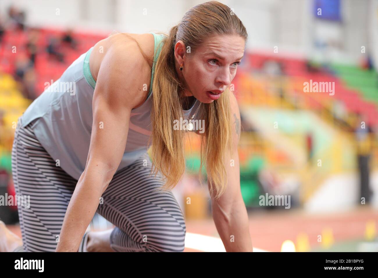 Sumy, UCRAINA - 20 FEBBRAIO 2020: Nataliya Pygyda - corridore medio ucraino prima di iniziare sulla pista interna Ucraina e sul campionato di campo 20 Foto Stock