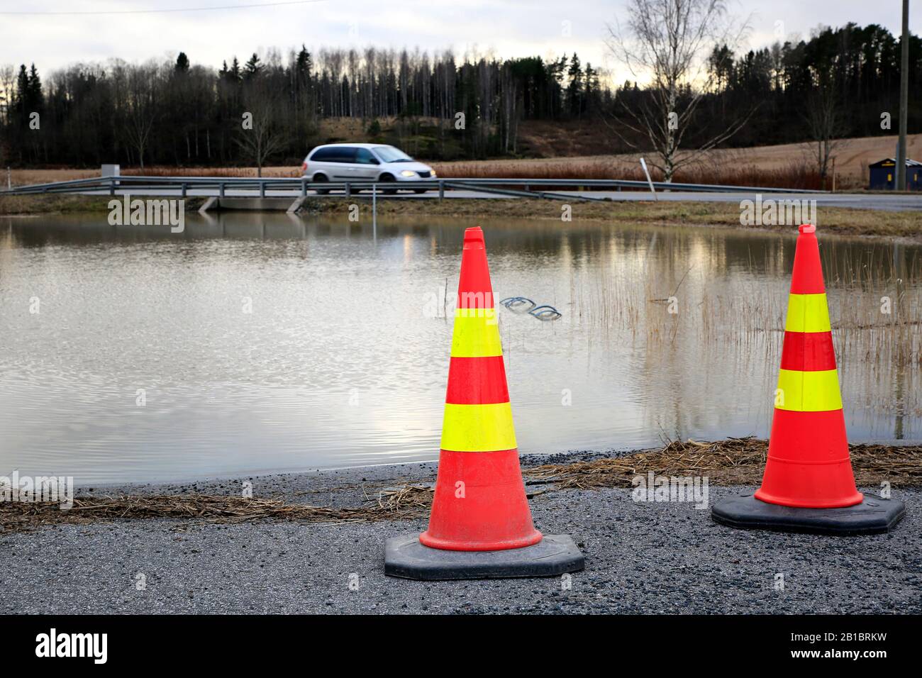 Allagando il fiume Perniönjoki e allagando il sottopassaggio dell'autostrada 52, Perniön asema, Salo, Finlandia, dopo due temporali di febbraio. 23 Febbraio 2020. Foto Stock
