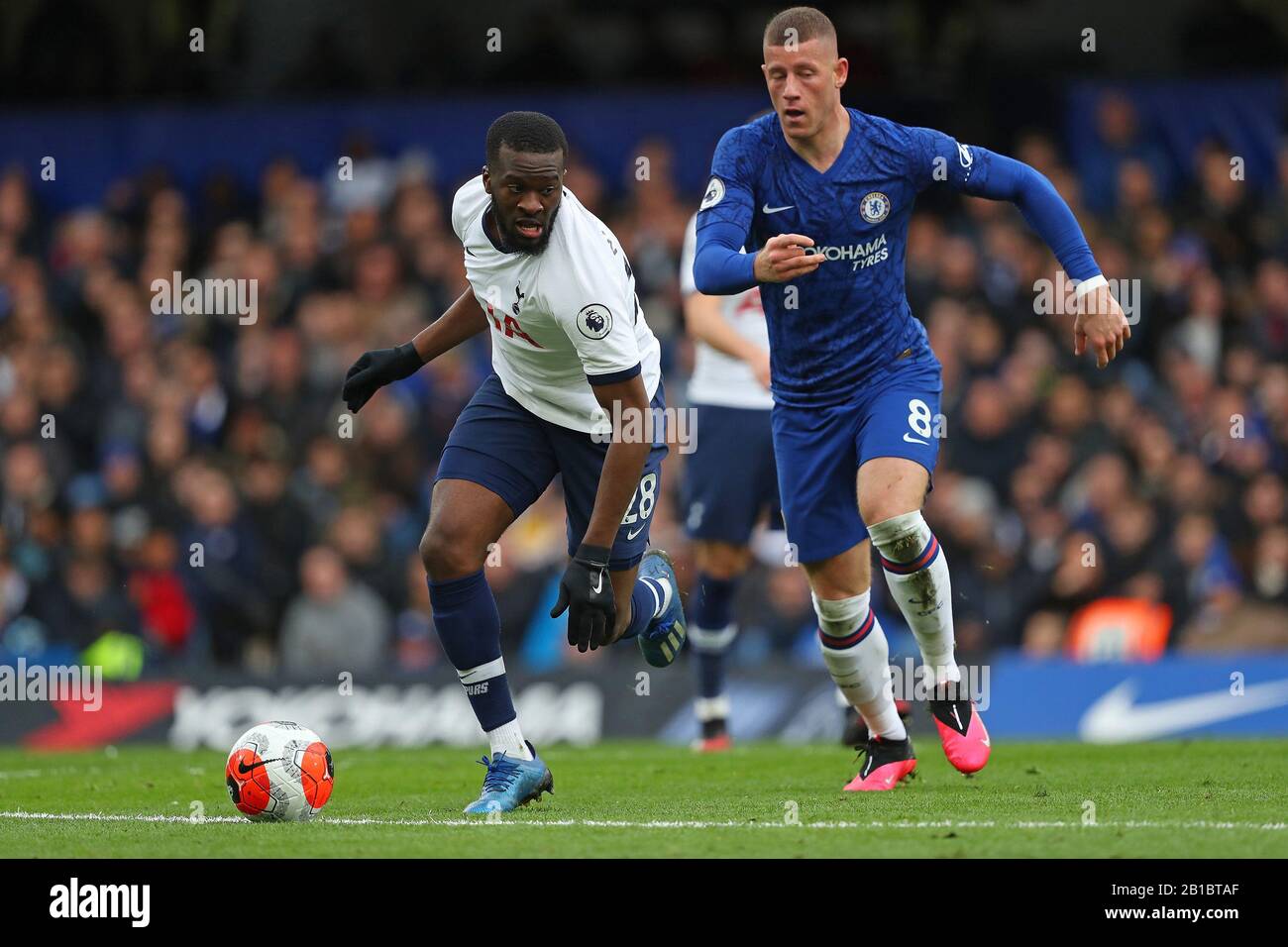 Il centrocampista Tanguy NDombele di Tottenham e il centrocampista Ross Barkley di Chelsea competono per il pallone durante la partita della Premier League tra Chelsea An Foto Stock