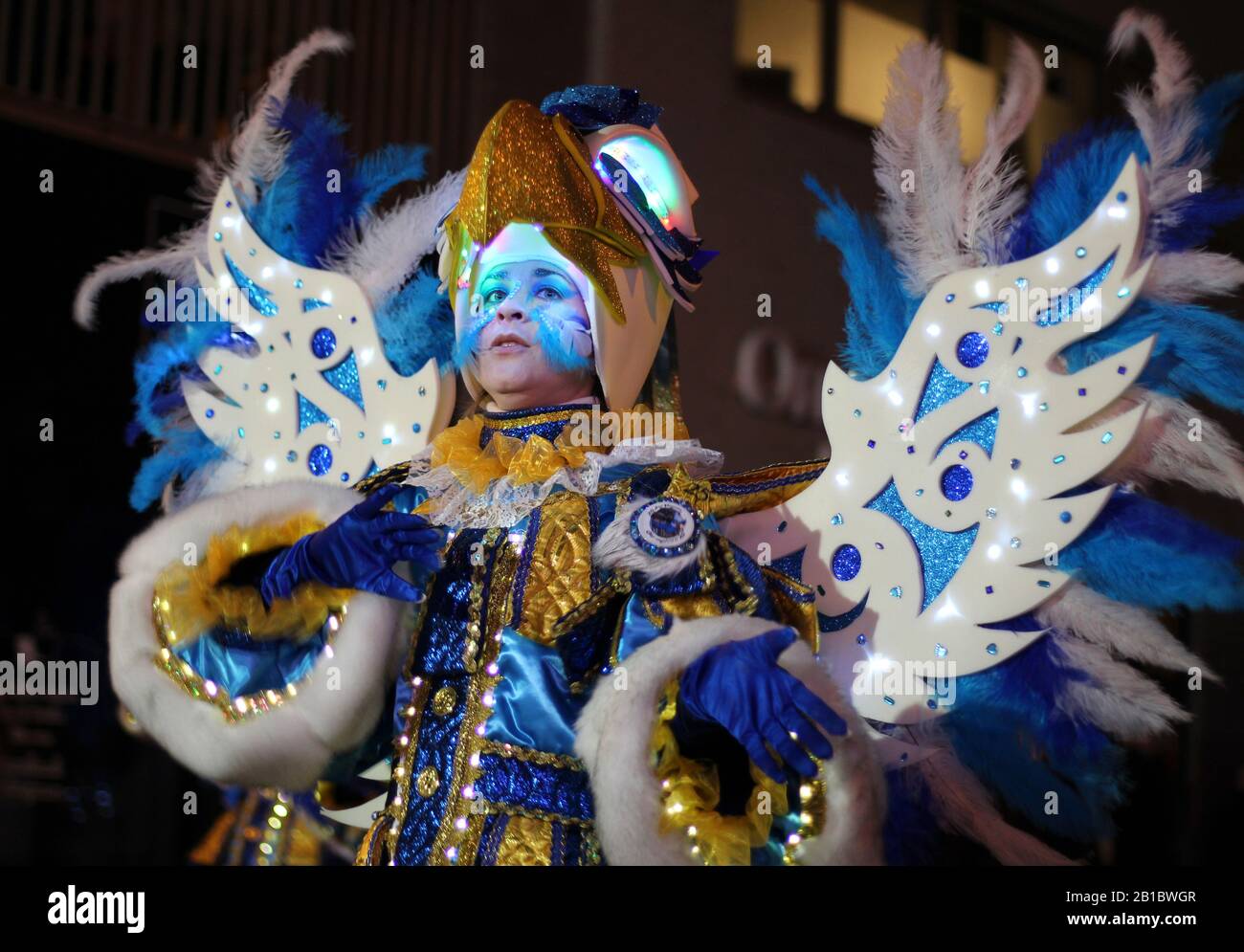 Aalst, BELGIO, 23 FEBBRAIO 2020: Sconosciuto partecipante al carnevale in costume illuminato blu brillante nella parata annuale di Mardi Gras. Foto Stock