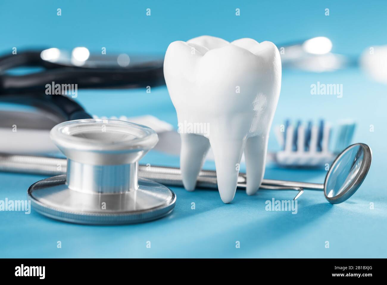 Bianco dente sano, diversi strumenti per cure dentarie. Sfondo dentale. Foto Stock