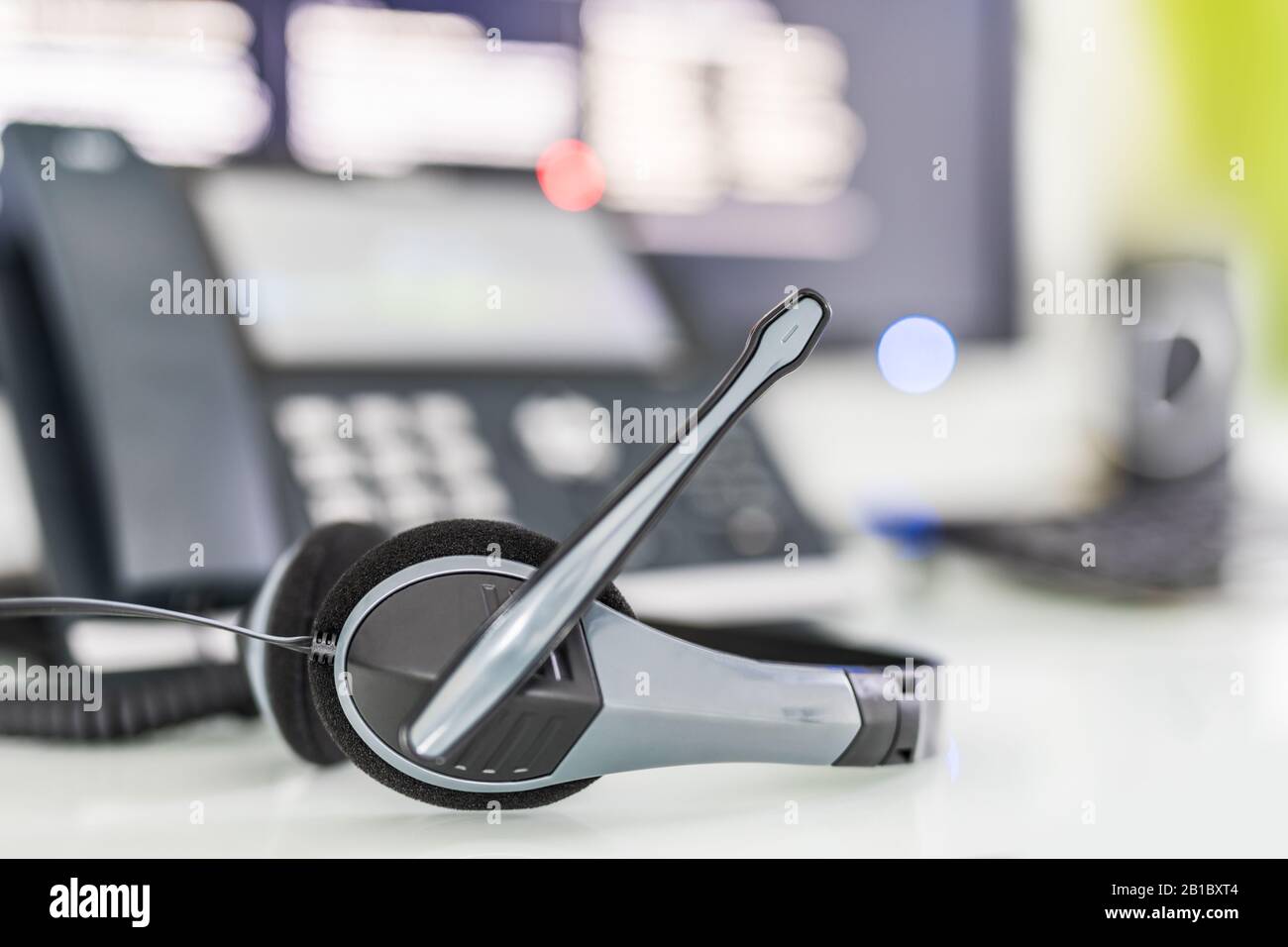Il supporto di comunicazione, call center e customer service help desk. Cuffie VOIP su laptop computer tastiera. Foto Stock