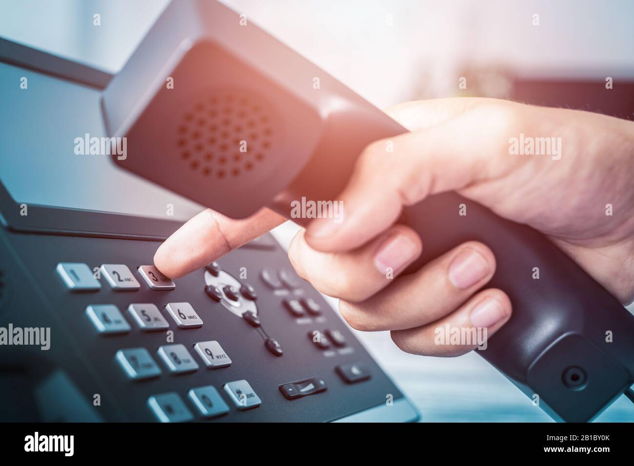 Supporto per le comunicazioni, call center e assistenza clienti. Utilizzando una tastiera del telefono. Foto Stock