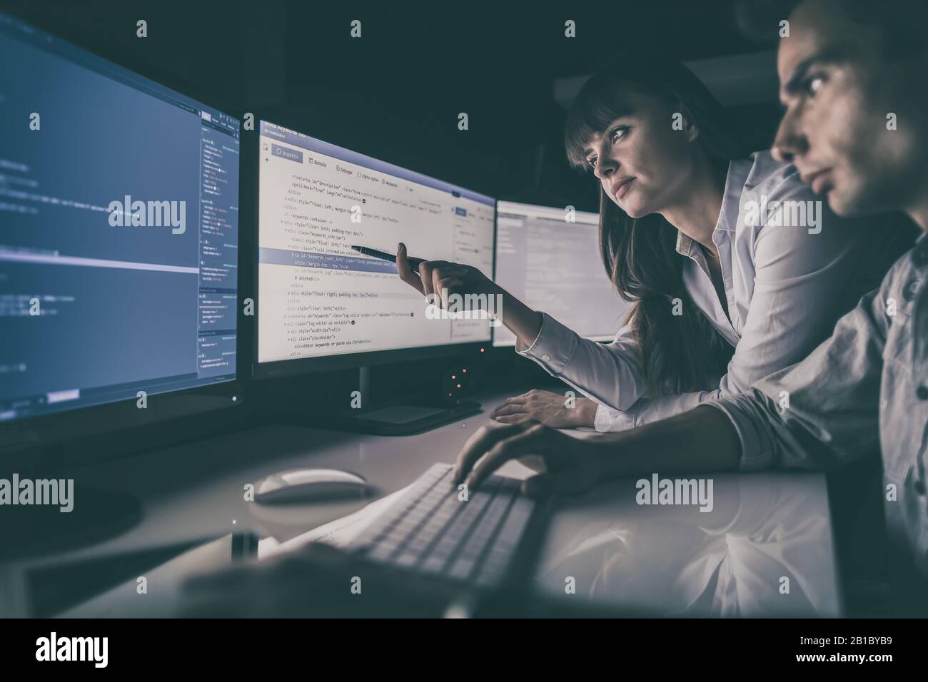 Lo sviluppo di programmazione e tecnologie di codifica. Sito web design. Cyber spazio concetto. Foto Stock