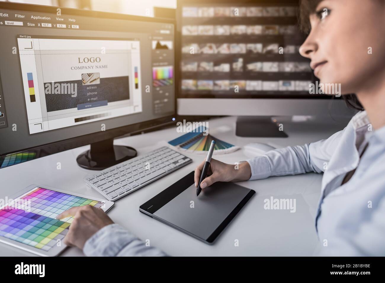 Graphic designer al lavoro. Campione di colore dei campioni. Foto Stock
