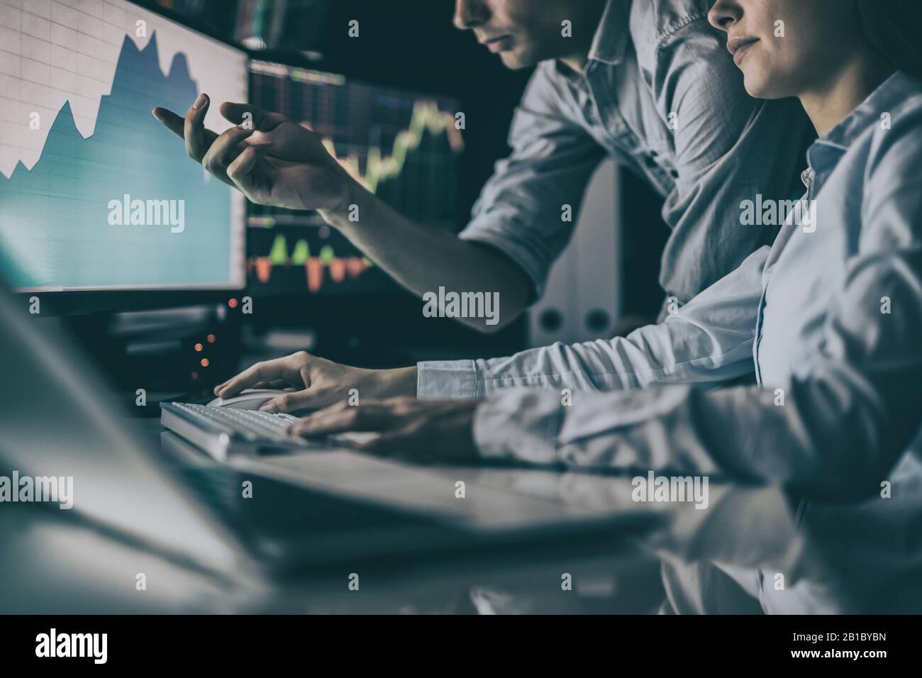 Analisi di dati, grafici e report a scopo di investimento. Creativi commercianti di lavoro di squadra. Foto Stock