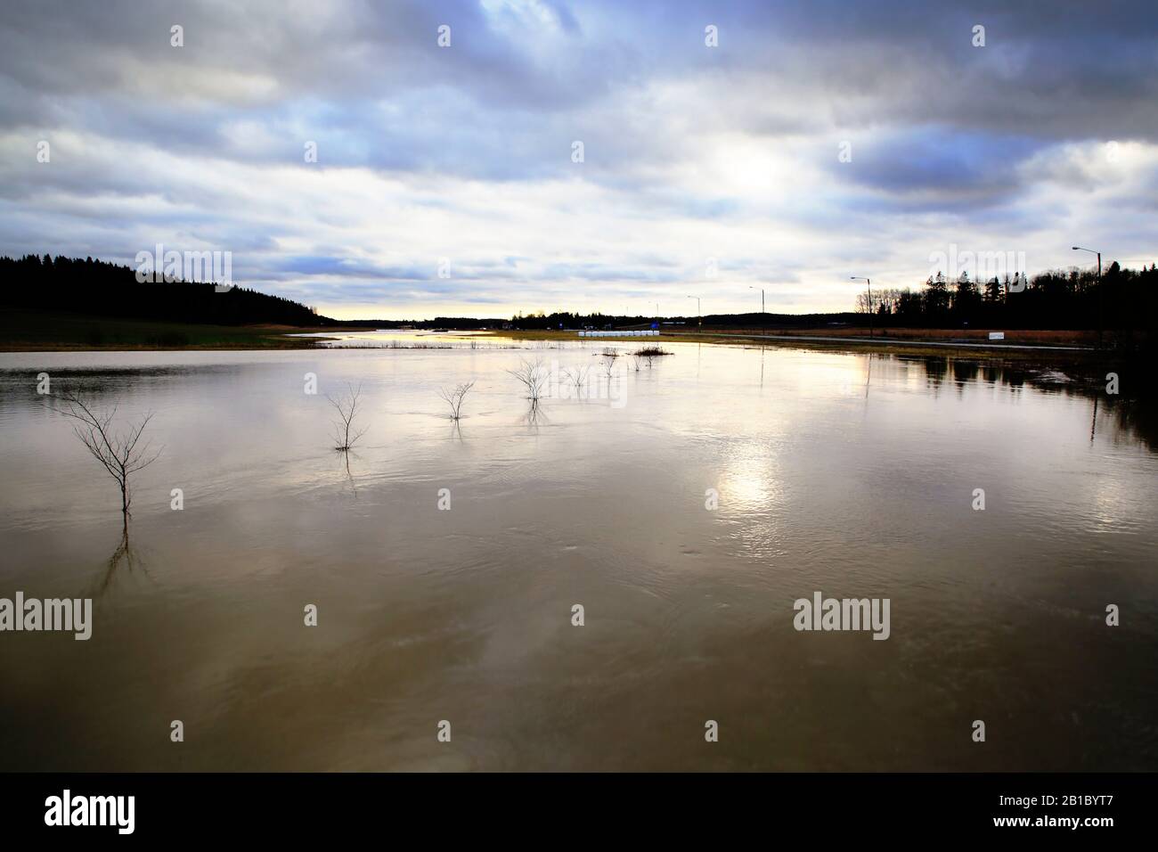 Il fiume Perniönjoki in piena dopo tempeste e piogge intense, inondando quasi raggiunge l'autostrada 52. Perniön Asema, Salo, Finlandia, 23 Febbraio 2020. Foto Stock