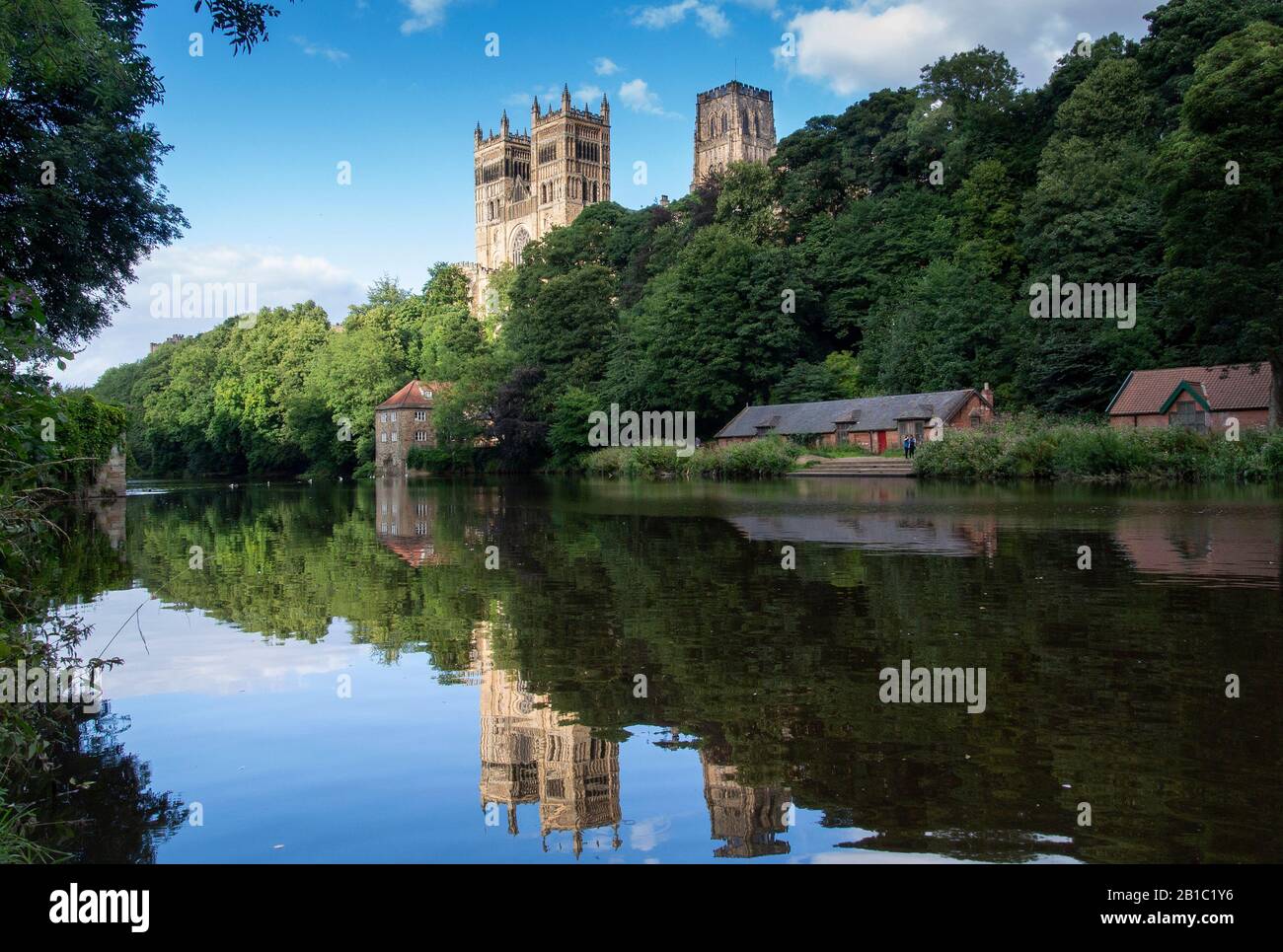 Durham Catherdral in estate riflesso nel fiume Usura. Inghilterra, Regno Unito. Foto Stock
