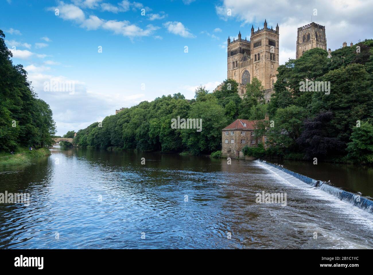 Weir sul fiume Indossare a Durham città con Durham Catherdral si affaccia. Co. Durham, Regno Unito. Foto Stock