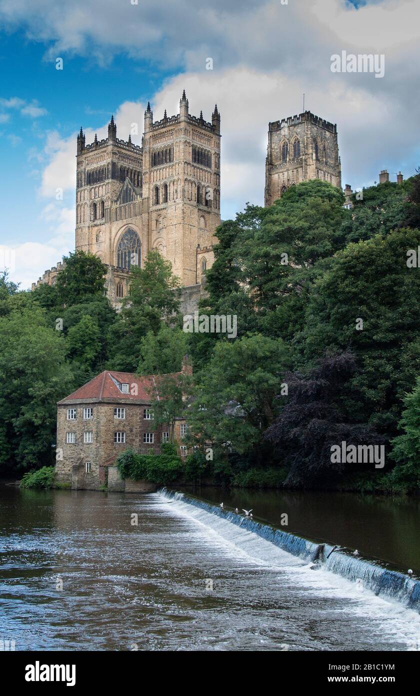 Weir sul fiume Indossare a Durham città con Durham Catherdral si affaccia. Co. Durham, Regno Unito. Foto Stock