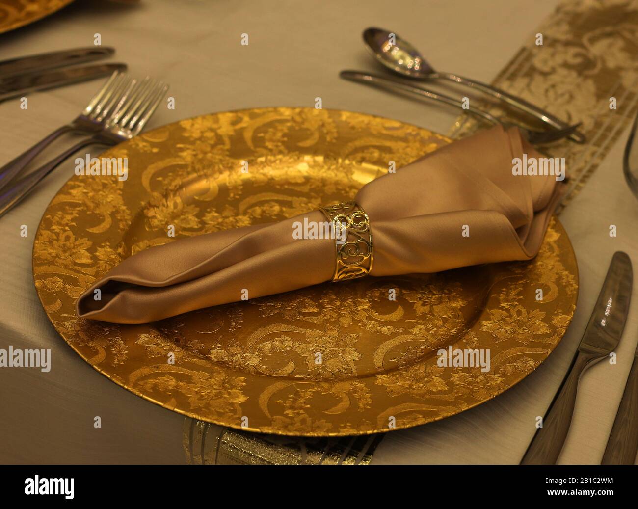 Tavolo a tema arabo con piatto dorato Foto Stock