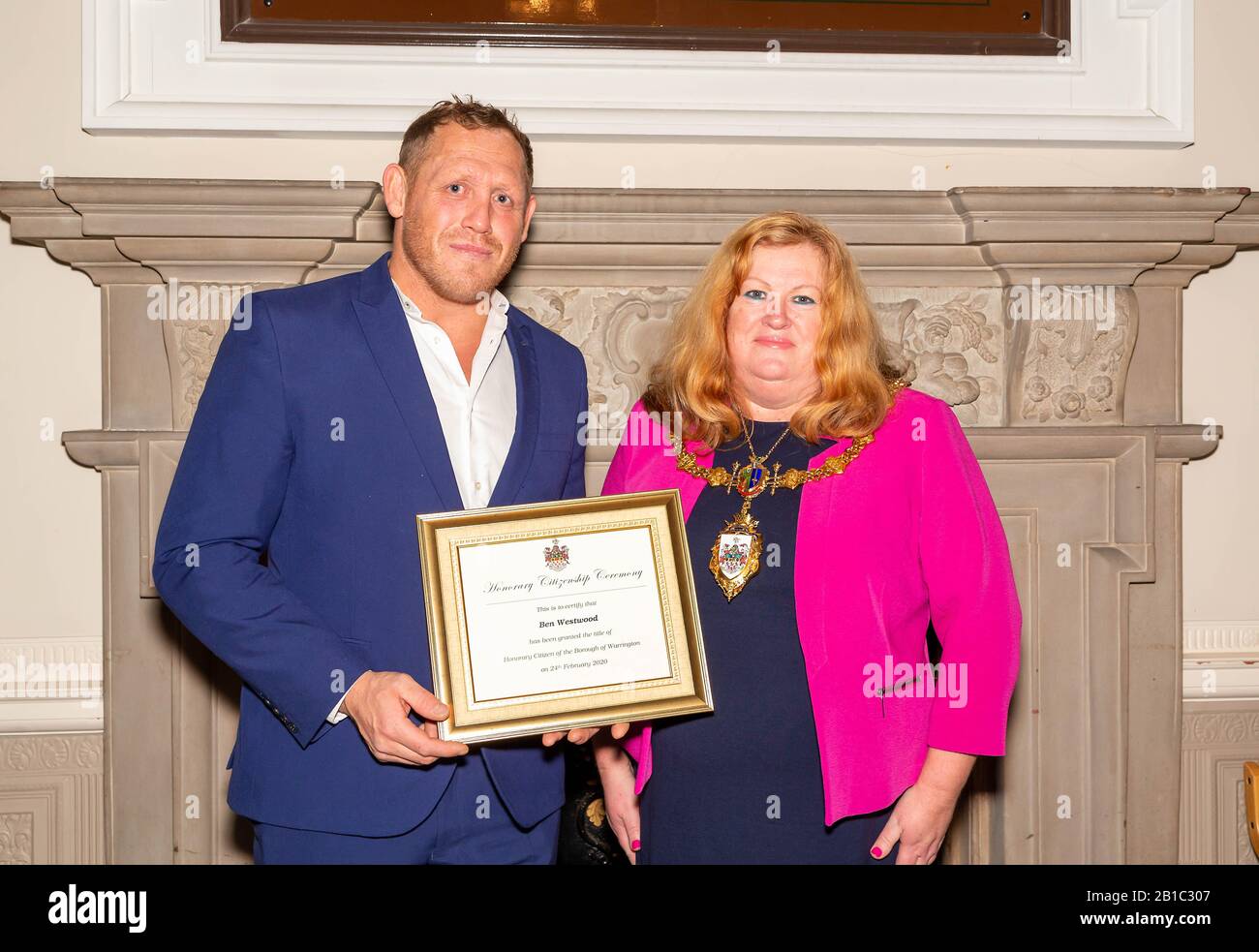 Warrington, Regno Unito. 24th Feb 2020. Ben Westwood riceve il suo certificato come Cittadino onorario di Warrington Town dal sindaco Wendy Johnson Credit: John Hopkins/Alamy Live News Foto Stock