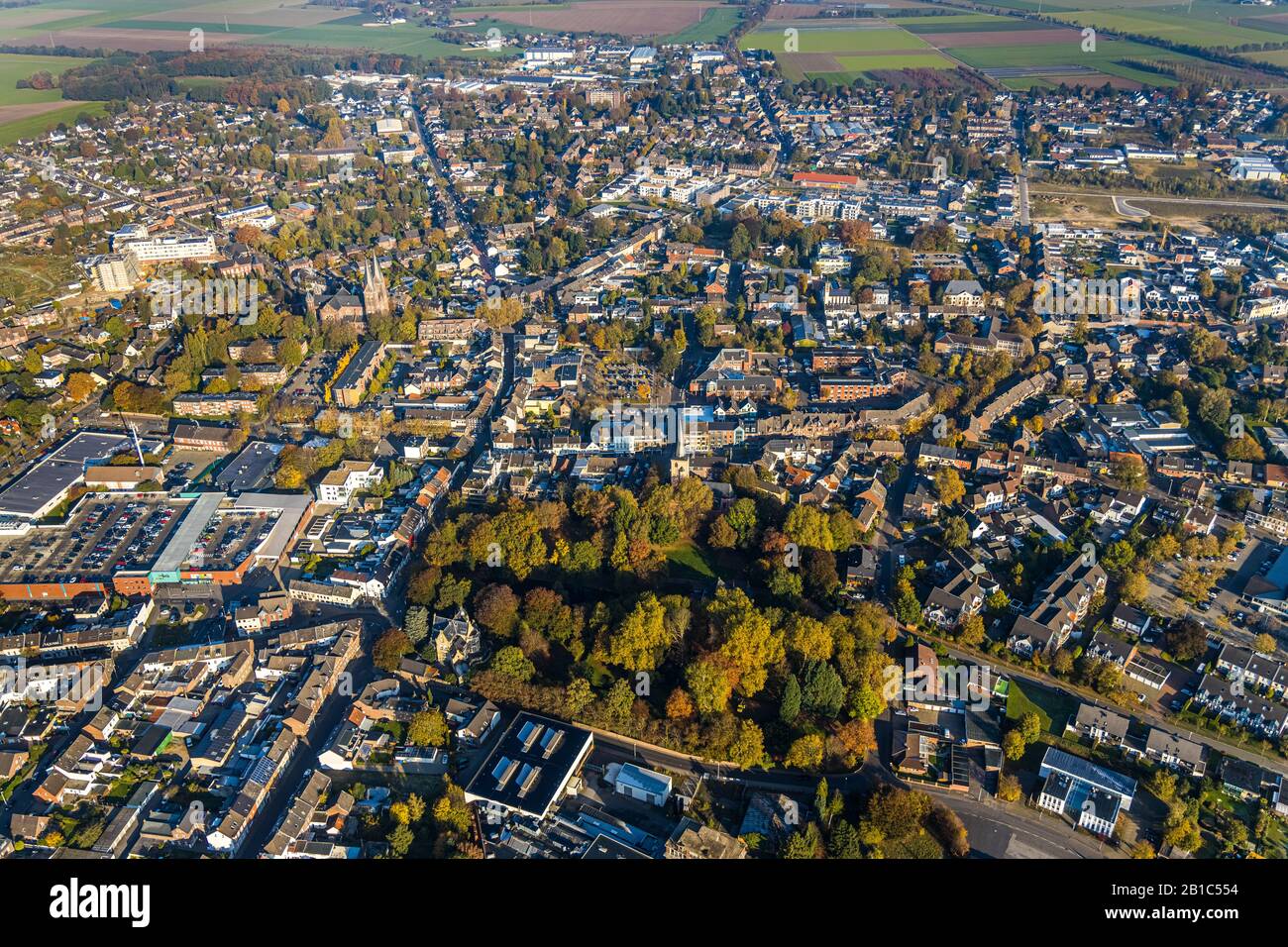 Veduta aerea, quartiere Lobberich, Ingenhovenpark, Villa Haus Erlenbroich Im Ingenhovenpark, Old Church Lobberich, vita e lavoro, Nettetal, Lower R. Foto Stock