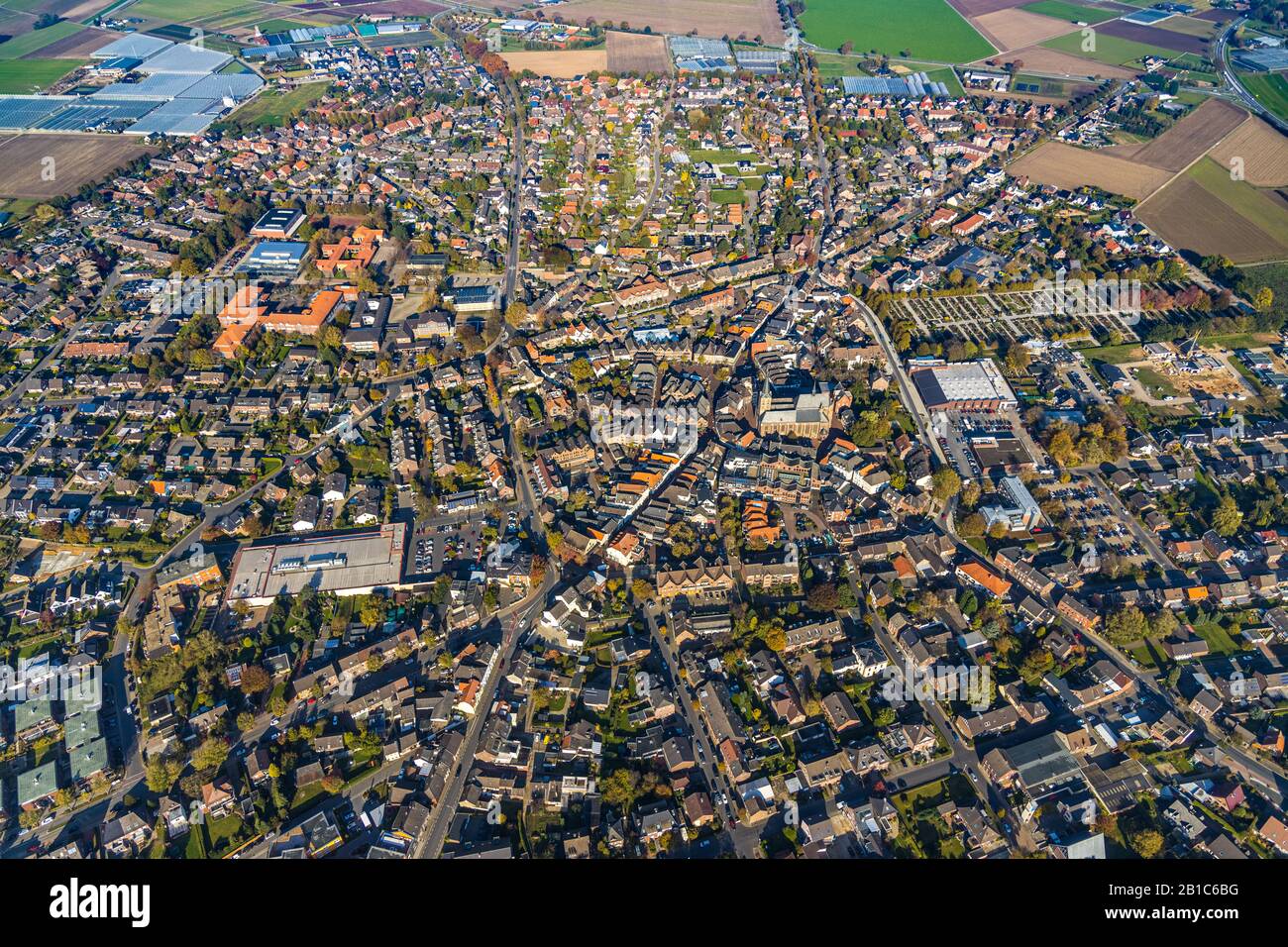 Veduta aerea, vista villaggio Straelen, storico restaurato centro storico, cimitero, chiesa cattolica San Pietro e Paolo, vita e vita, Straelen, Niederr Foto Stock