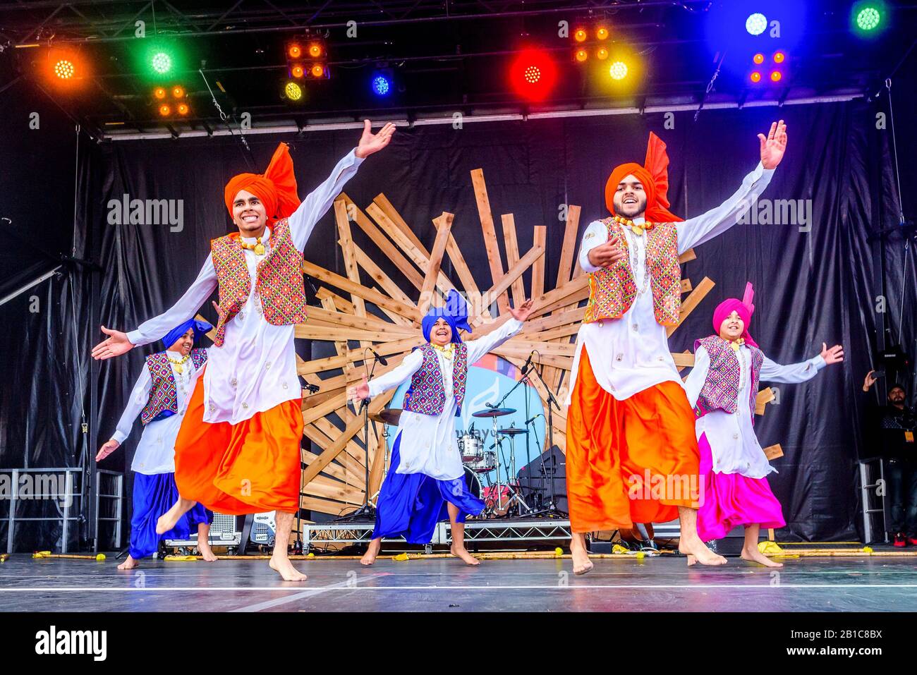 La Royal Academy Of Bhangra Dancers Esibir Punjabi Folk Dance, Vancouver, British Columbia, Canada. Foto Stock