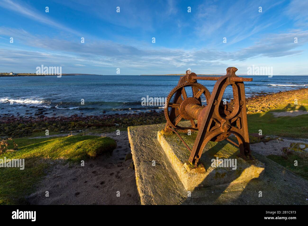 Vecchio argano arrugginito a Robert's Haven, vicino al Ness di Duncansby, a est di John o'Groats, Caithness, Scozia, Regno Unito Foto Stock