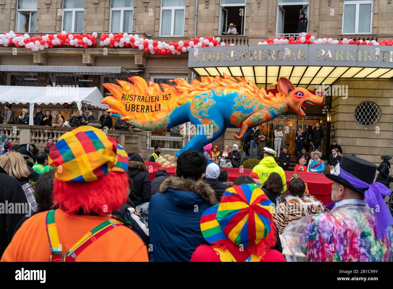 Lunedi Shrove processione a DŸsseldorf, carnevale strada, motivo galleggiante in carnevale, da cartwright Jacques Tilly, galleggiante satirico sul tema della foresta Foto Stock