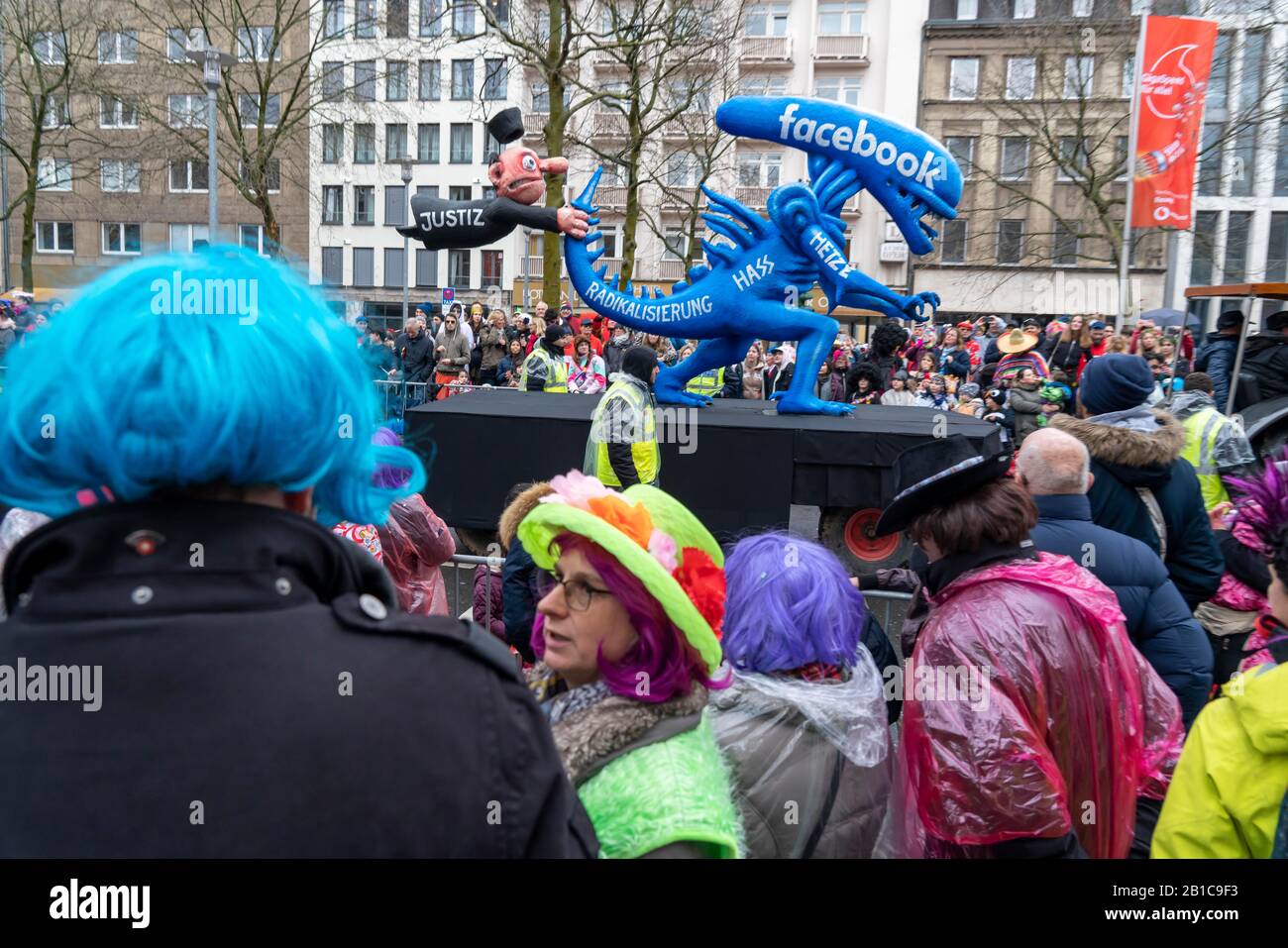 Lunedi Shrove processione a DŸsseldorf, carnevale strada, motivo galleggiante in carnevale, da cartwright Jacques Tilly, galleggiante satirico per la potente giustiziana Foto Stock