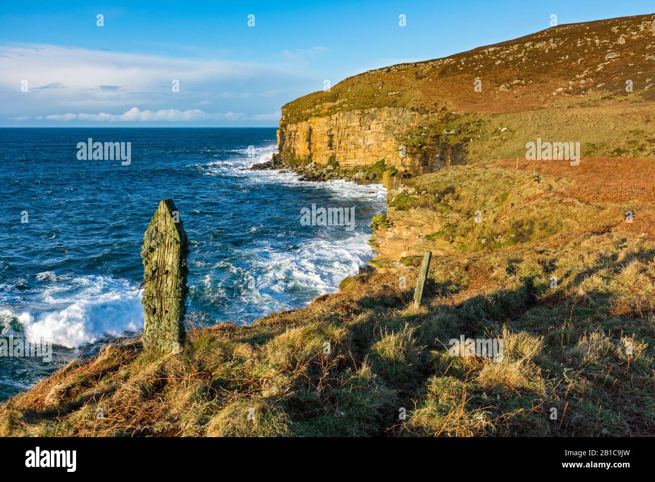 Scogliere sotto Chapel Hill sul lato occidentale di Dunnet Head, Caithness, Scozia, Regno Unito Foto Stock