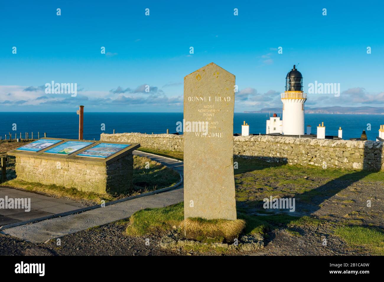 Informazioni turistiche segni e faro di Dunnett Testa, punto più settentrionale del continente BRITANNICO. Caithness in Scozia, Regno Unito. Foto Stock
