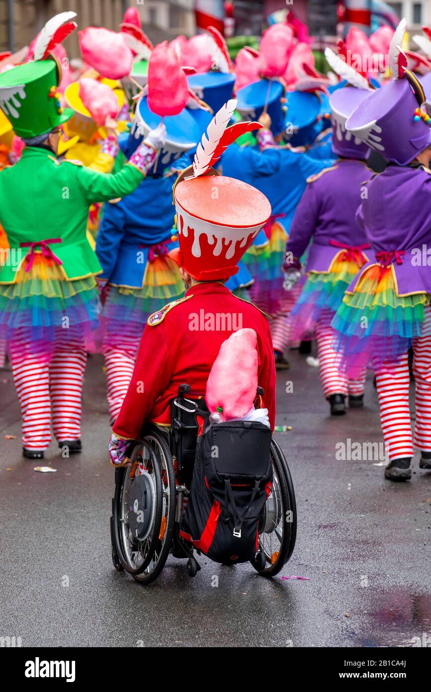 Rose Lunedi processione a DŸsseldorf, carnevale di strada, gruppi a piedi, carnivista in sedia a rotelle, Foto Stock