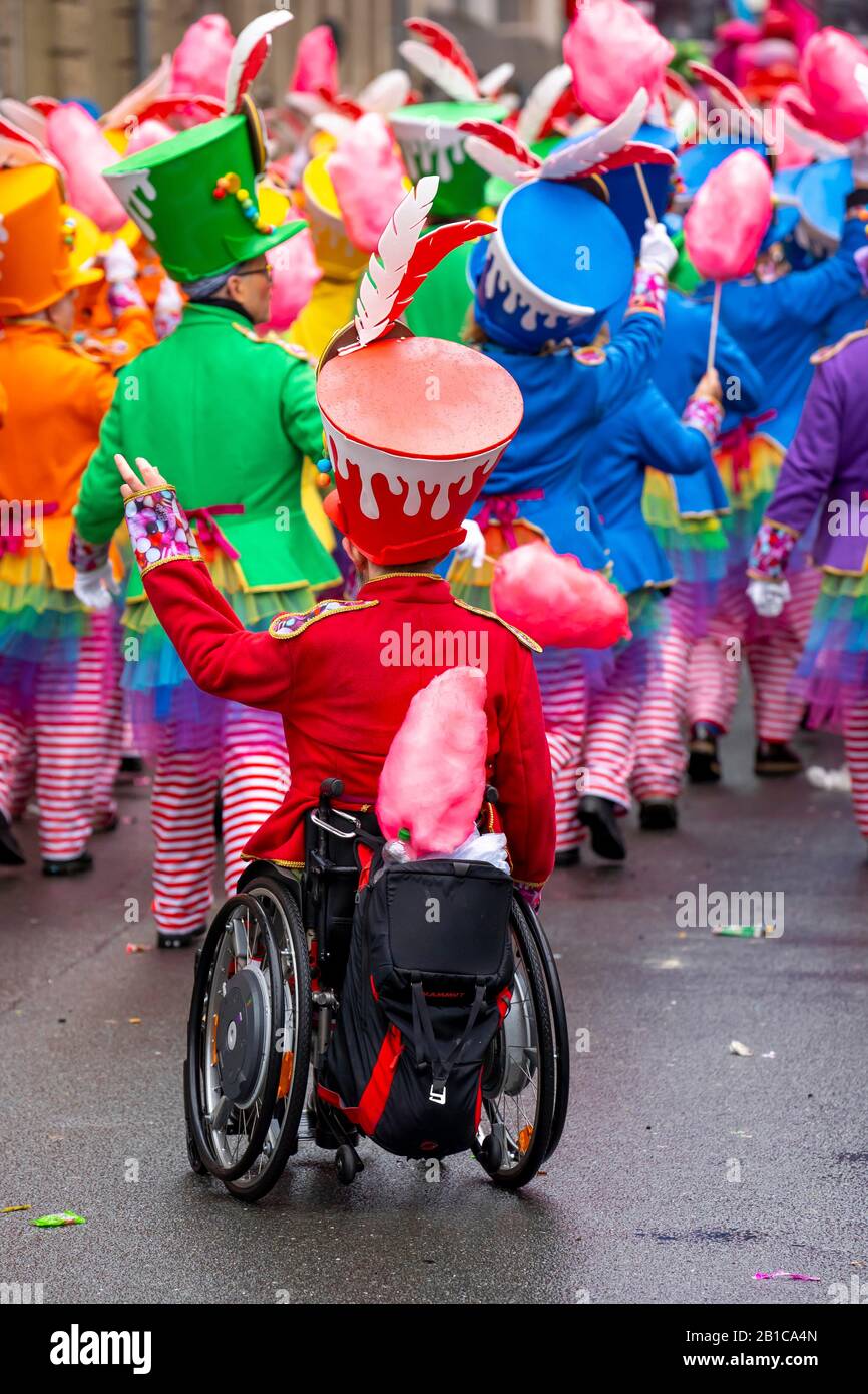 Rose Lunedi processione a DŸsseldorf, carnevale di strada, gruppi a piedi, carnivista in sedia a rotelle, Foto Stock