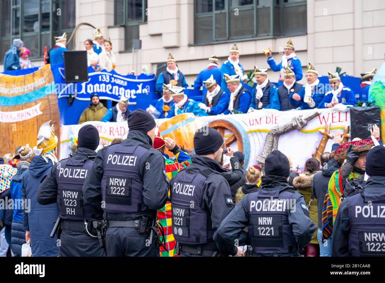 Rosenmontagszug a DŸsseldorf, carnevale di strada, azione di polizia, poliziotti assicurare la processione di carnevale, Foto Stock