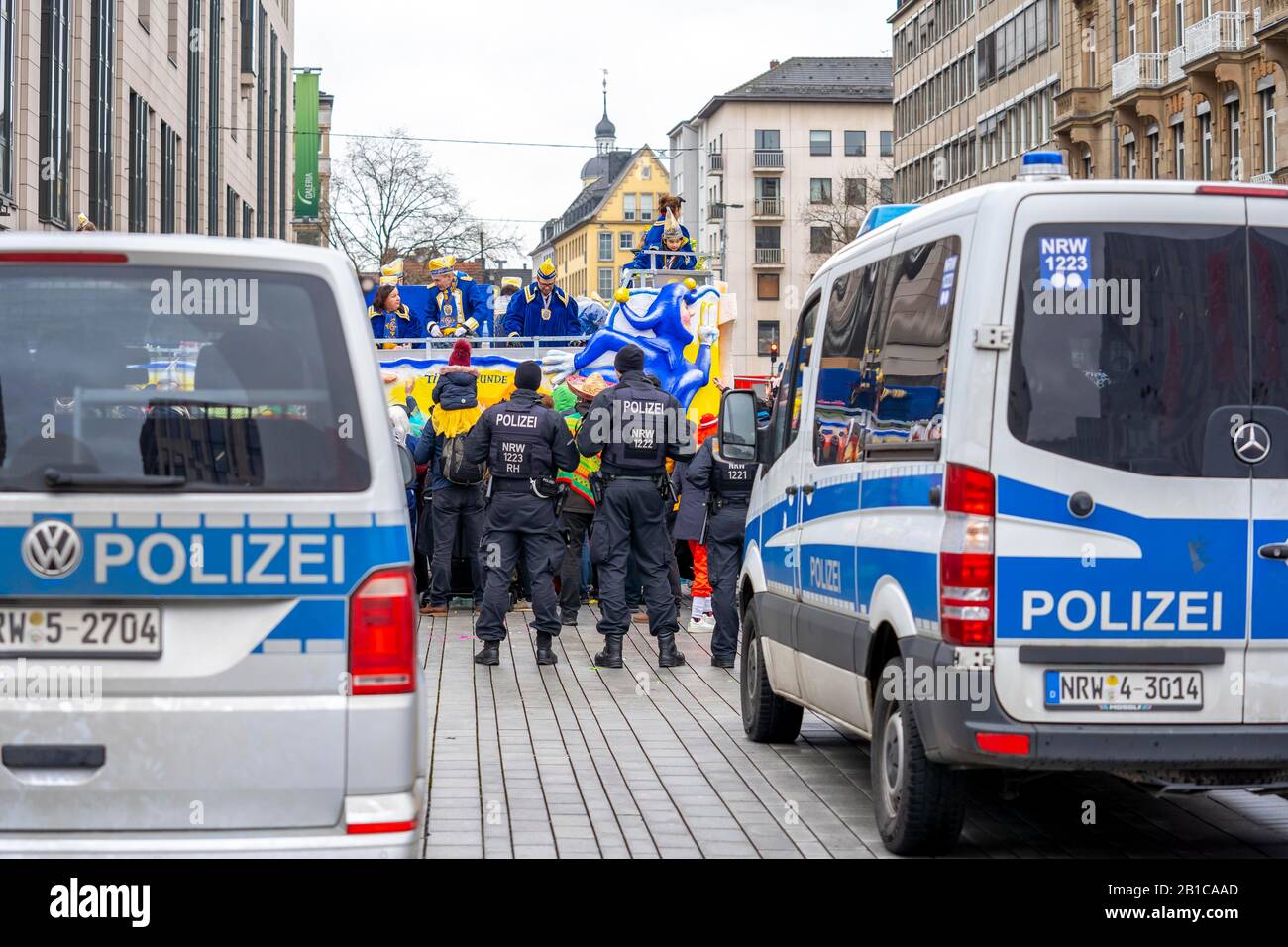 Rosenmontagszug a DŸsseldorf, carnevale di strada, azione di polizia, poliziotti assicurare la processione di carnevale, Foto Stock