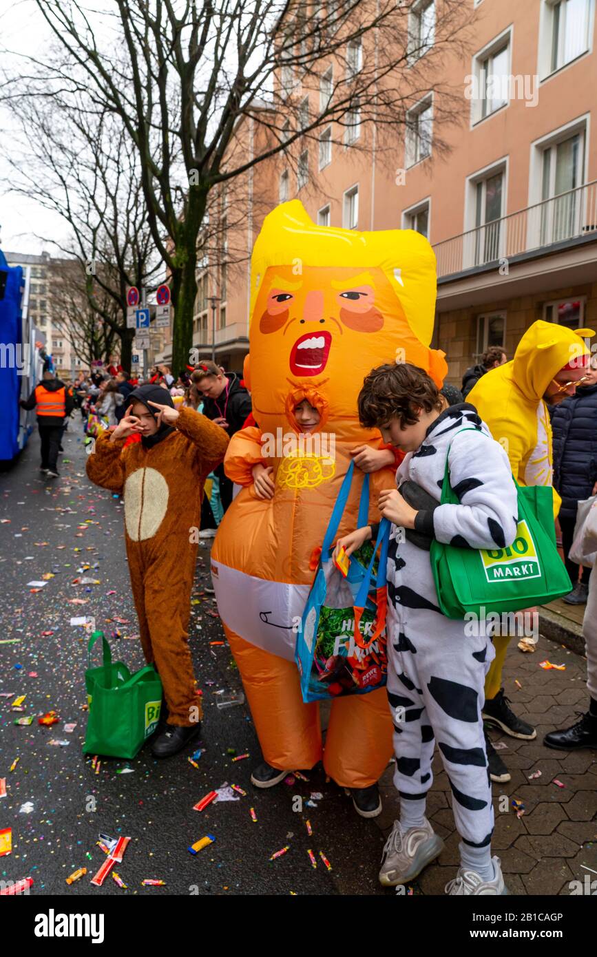 Rose Lunedi processione a DŸsseldorf, carnevale di strada, il presidente degli Stati Uniti Donald Trump in pannolino, come costume, Foto Stock